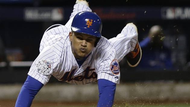 Baseballista New York Mets Juan Lagares skóruje proti Kansas City.