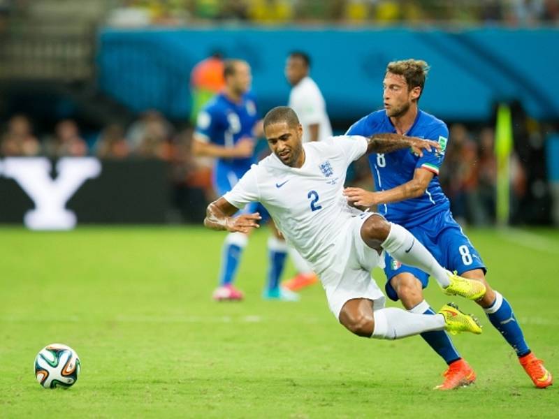 Claudio Marchisio z Itálie (vpravo) a Glen Johnson z Anglie.