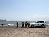 Policisté na pobřeží varují turisty před nebezpečně znečištěnou vodou v moři.