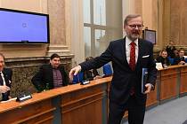 Premiér Petr Fiala (ODS) před začátkem mimořádného zasedání tripartity kvůli dopadům války na Ukrajině na ekonomiku, 17. března 2022 v Praze.