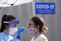 Odběrové místo pro testy na nemoc covid-19 v prostorách školy v americkém Seattlu