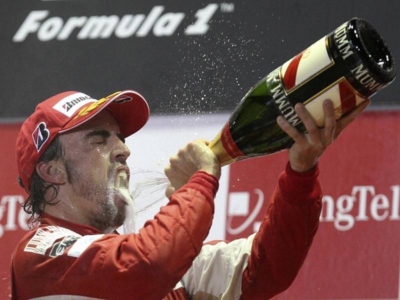 Fernando Alonso si užívá vítězné pocity po triumfu v Singapuru.