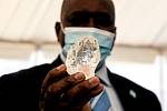 Prezident Botswany Mokgweetsi Masisi na slavnostním představení třetího největšího diamantu světa.