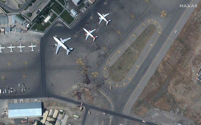 Davy civilistů na letištní ploše mezinárodního letiště v aghánské metropoli Kábulu na satelitním snímku z 16. srpna 2021