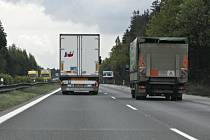 Jízda kamionů v levém pruhu