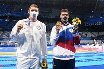 Americký plavec Ryan Murphy (vlevo) těžce nesl, že ho porazil Rus Jevgenij Rylov (vpravo).