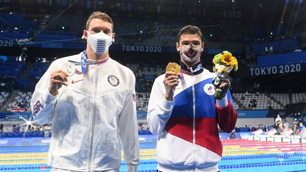 Americký plavec Ryan Murphy (vlevo) těžce nesl, že ho porazil Rus Jevgenij Rylov (vpravo).
