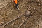 Kostra z doby římské s hlavou umístěnou mezi nohama objevená při archeologických vykopávkách ve Fleet Marston, Anglie.