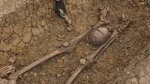 Kostra z doby římské s hlavou umístěnou mezi nohama objevená při archeologických vykopávkách ve Fleet Marston, Anglie.