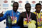 Pražský půlmaraton ovládl Keňan Joel Kimurer (uprostřed) před druhým krajanem Wilsonem Chebetem (vlevo) a třetím Yemane Adhanem z Etipopie.