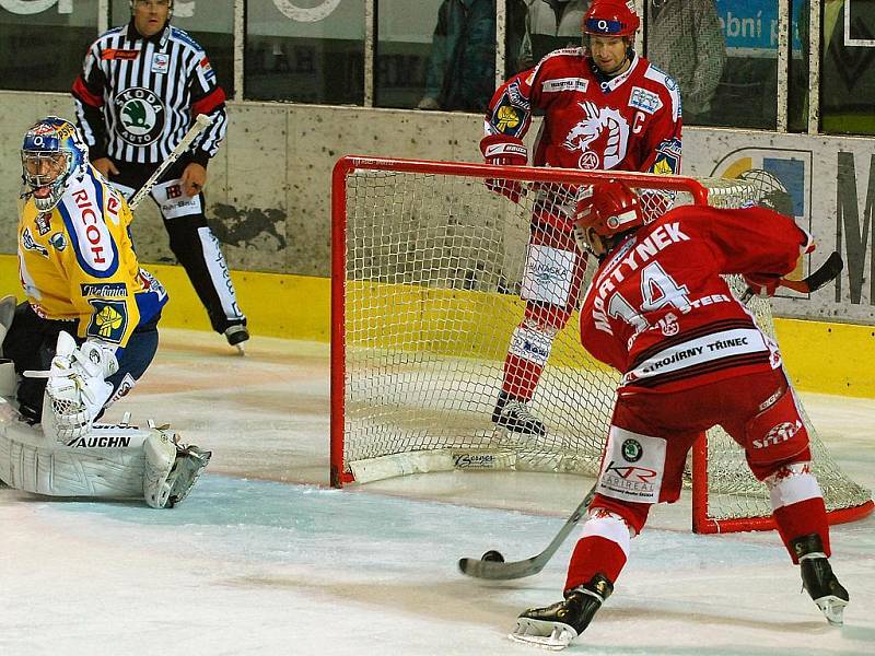 Třinec-Zlín: Martynek střílí první gól.