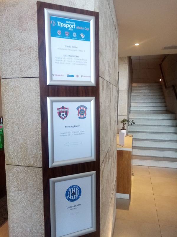 Fotbalový turnaj na Maltě: v hotelu Salini, kde bydlí fotbalisté