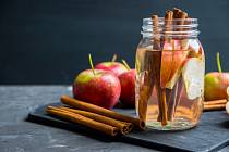 Jednou z cest, jak se zbavit přebytečných kilogramů a současně ozdravit svůj organismus, je pití vody s jablky a skořicí.