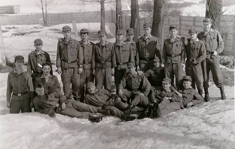 PROTIVZDUŠNÁ OBRANA. Snímek z archivu Jiřího Doupala. „Na vojnu jsem narukoval na podzim 1981 do Zvolena na poddůstojnickou školu. Po půl roce jsem byl převelen na Šumavu. Sloužil jsem na rotě protivzdušné obrany u radaru. Vojna mě zocelila." 