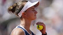 Česká tenistka Barbora Krejčíková se raduje ze svého vítězství ve finále French Open.