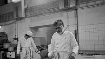 V seriálu Rozpaky kuchaře Svatopluka hrála řada tehdejších známých herců. Na snímku z 5. dílu jsou  Antonín Navrátil a Ilja Racek