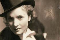 Cylindr, frak a dlouhá cigareta, klasická stylizace německé filmové femme fatale Marlene Dietrich