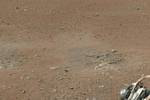 Robotické vozítko Curiosity si třetí den po přistání na Rudé planetě odpočinulo od kontroly zařízení a poslalo nové barevné obrázky Marsu, včetně prvního barevného panoramatického záběru Galeova kráteru. 