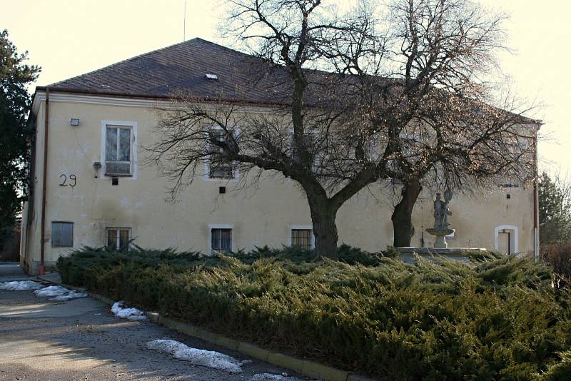 Naděje na záchranu svitla zámku ve Velkých Němčicích na Břeclavsku. Po letech marných snah jej loni koupila obec a chystá jeho záchranu a obnovu