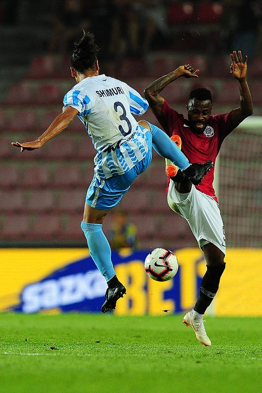 Fotbalové utkání 2. předkola Evropské ligy UEFA mezi celky AC Sparta Praha a FK Spartak Subotica 2. srpna v Praze. Noboru Shimura vs. Guélor Kaku Kanga.