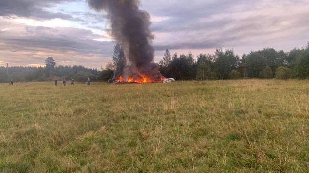 V Rusku spadlo letadlo, posádka zahynula. Mezi mrtvými je údajně i šéf wagnerovců Jevgenij Prigožin.