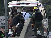 Pět malých dětí ubodal psychicky nemocný muž v severním Thajsku. Vážně zranil také těhotnou ženu, která na děti dohlížela.