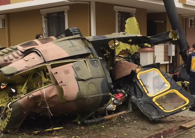 Do obytné čtvrti v Istanbulu se zřítil armádní vrtulník
