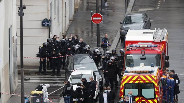 Policisté na místě útoku nedaleko bývalé redakce satirického týdeníku Charlie Hebdo v Paříži