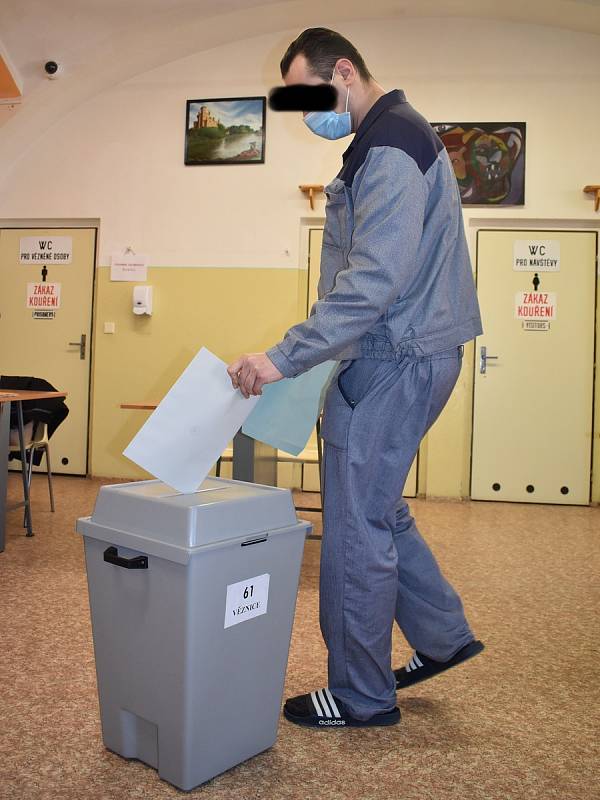 Volby ve věznici v Plzni na Borech.