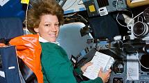 Eileen Collinsová na místě velitele raketoplánu. Snímek pochází z její vůbec první mise v této pozici. Velela raketoplánu Columbia.
