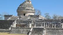 Stavba zvaná observatoř v ruinách města Chichén Itzá v dnešním Mexiku