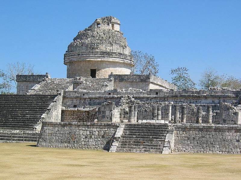 Stavba zvaná observatoř v ruinách města Chichén Itzá v dnešním Mexiku