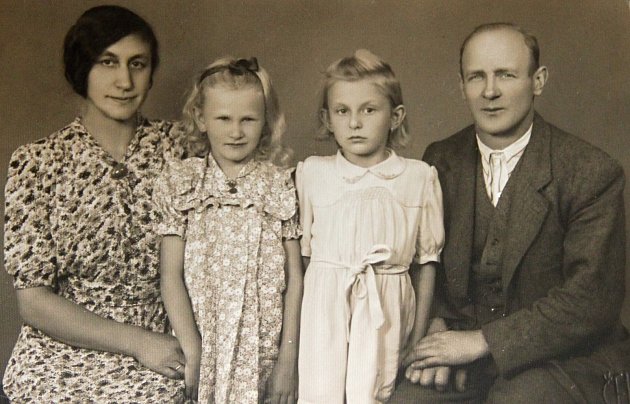 Rodina Musilova. Zleva manželka Růžena, mladší dcera Dagmar, starší Marie a Cyril Musil
