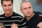 Ukrajinský boxer Sergej Dzinziruk a vyzyvatel Lukáš Konečný (vpravo).