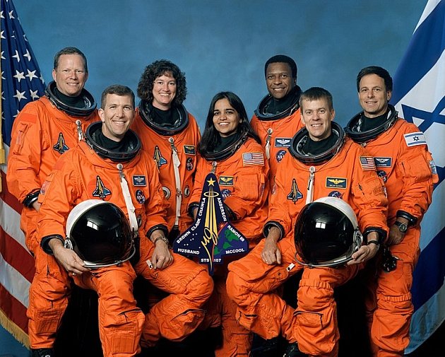 Posádka mise STS-107 raketoplánu Columbia. Všech sedm astronautů zahynulo při návratu Columbie na Zemi. Zleva doprava astronauti Brown, Husband, Clarková, Chawla, Anderson, McCool, Ramon.