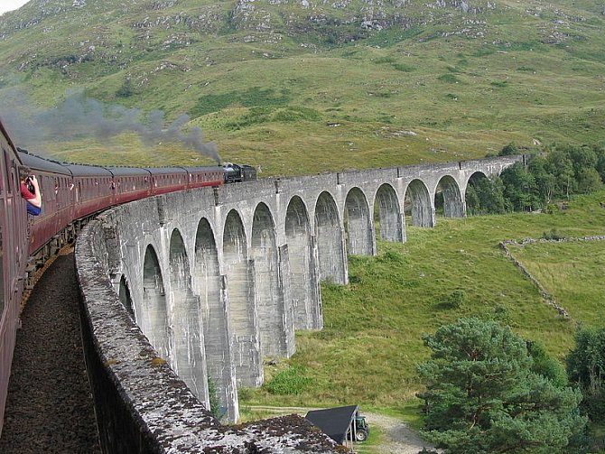 Viadukt Glenfinnan, nacházející se na skotské železniční trati West Highland, proslavily filmy o Harrym Potterovi.