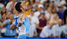 Srbský tenista Novak Djokovič slaví vítězství na turnaji v americkém Cincinnati.