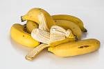 Až o týden prodloužíme čerstvost, pokud stopku banánu obalíme v potravinové fólii