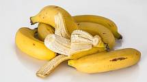 Až o týden prodloužíme čerstvost, pokud stopku banánu obalíme v potravinové fólii