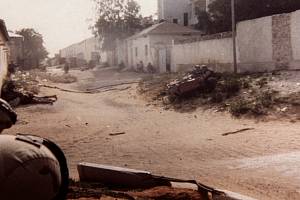 Členové úkolové jednotky amerických rangerů pod palbou v Somálsku 3. října 1993 - bitva o Mogadišo