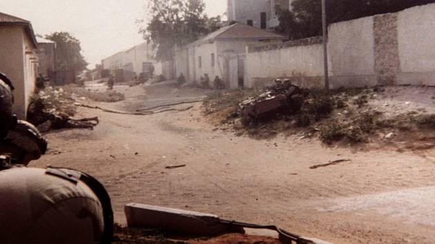 Členové úkolové jednotky amerických rangerů pod palbou v Somálsku 3. října 1993 - bitva o Mogadišo
