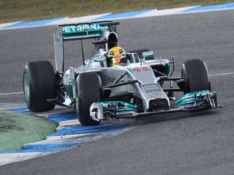 Lewis Hamilton na okruhu v Jerezu.