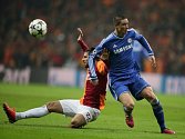 Fernando Torres z Chelsea (vpravo) a Hakan Balta z Galatasaraye.