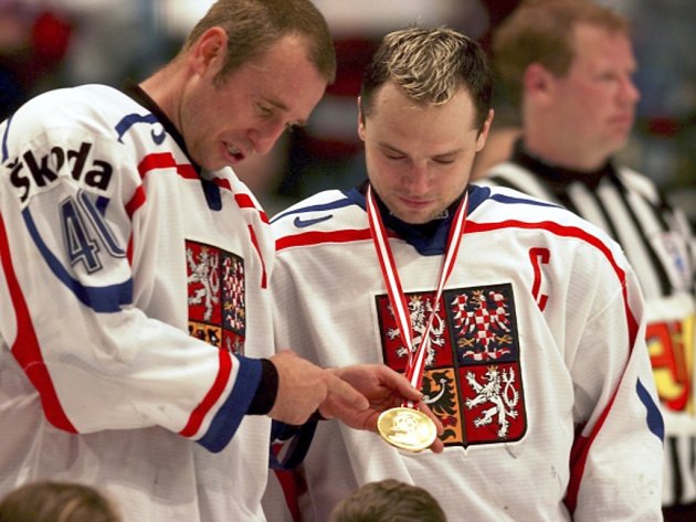 Kapitán David Výborný (vpravo) a Václav Prospal se zlatou medailí z MS ve Vídni.