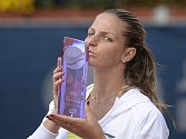 Karolína Plíšková s trofejí pro vítězku turnaje v Praze.