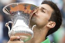 Novak Djokovič s trofejí pro vítěze turnaje Masters v Římě.