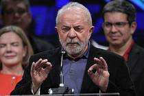 Levicový kandidát Luiz Inácio Lula da Silva při projevu ke svým příznivcům Sao Paulu po prvním kole brazilských prezidentských voleb, 2. října 2022