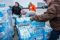 Dobrovolníci ve Virginii rozdávají pitnou vodu.