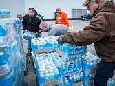 Dobrovolníci ve Virginii rozdávají pitnou vodu.