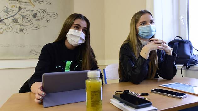 Studentky v rouškách při výuce na gymnáziu